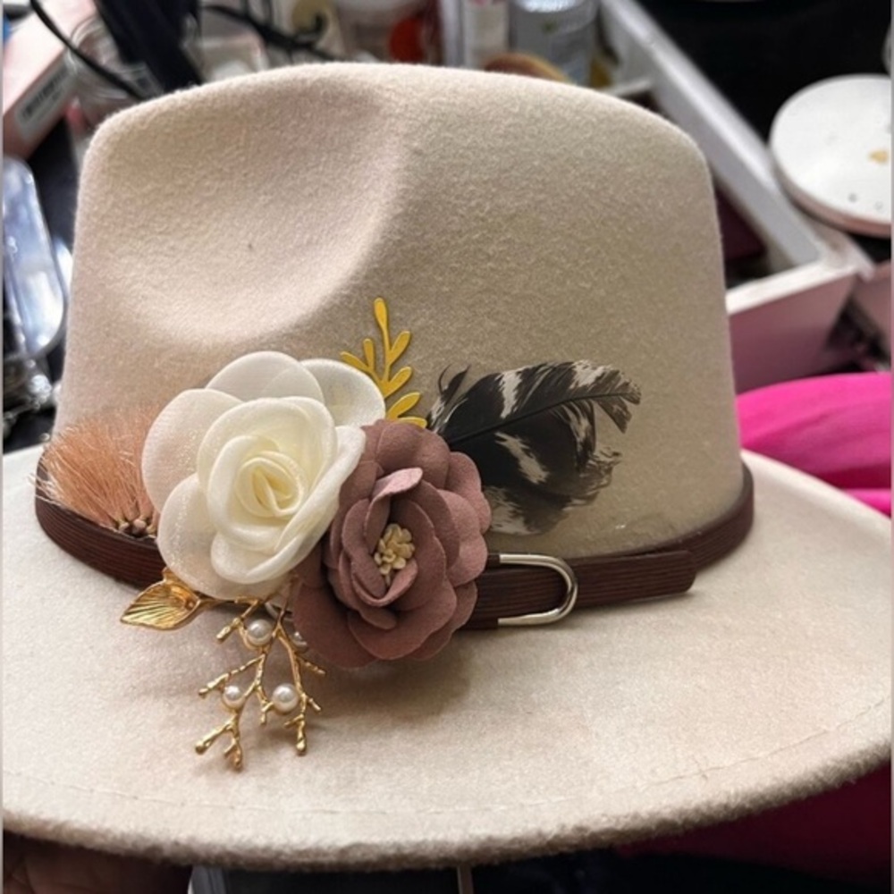 ✨NEW Elegant Floral Brooch with Gold Accents - Picture 1 of 3
